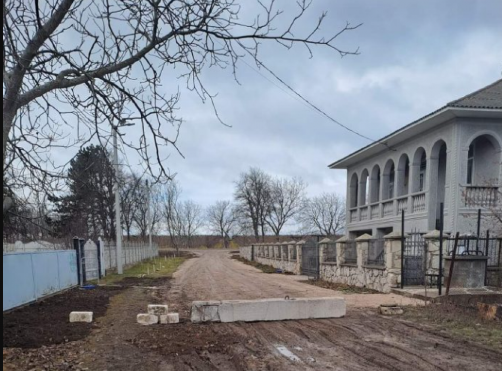 „Asta-i Moldova”. O familie a privatizat drumul din fața propriei gospodării